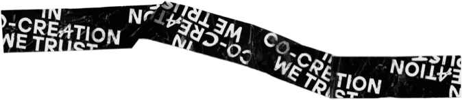 Schwarzes Klebeband, diagonal über grünem Hintergrund gelegt, mit weißer Großschrift; wiederholte Textfragmente 'CREATION' und 'WE TRUST' sichtbar.