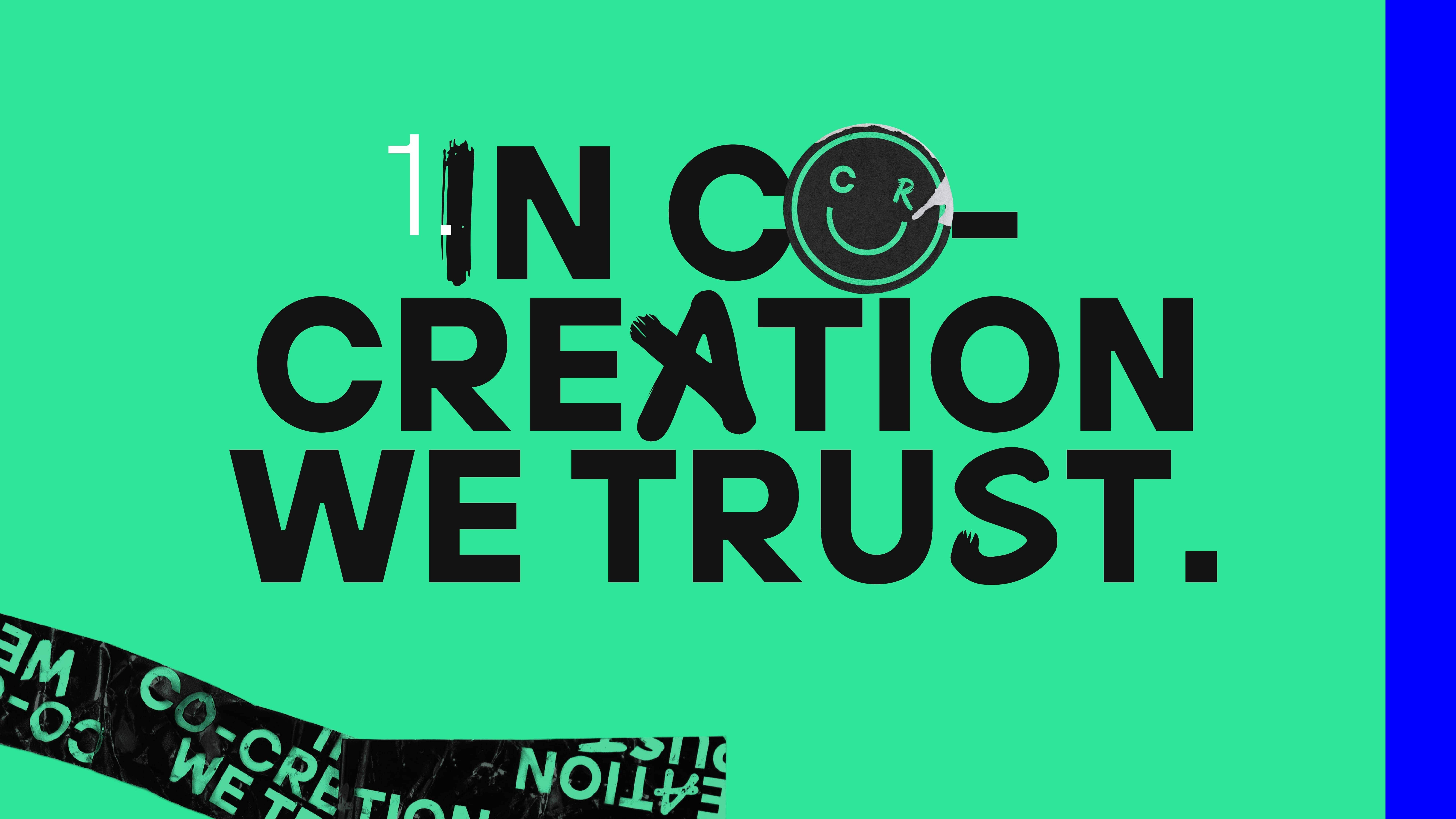 Grüner Hintergrund mit großer schwarzer Typografie 'IN CO-CREATION WE TRUST'. Ein Smiley ersetzt das O in CO; diagonales Band mit dem Text 'CO-CREATION' liegt unten links; ein blauer Randstreifen befindet sich am rechten Rand.