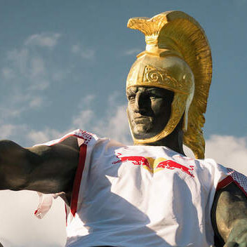 Historische leipziger Statue mit goldenem römischen Helm trägt ein übergroßes RB-Trikot